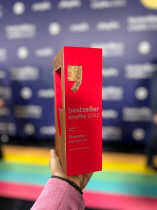 Bestseller Empiku 2022 dla "Empuzjonu" Olgi Tokarczuk!