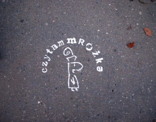 Rysunek Mrożka na ulicach Krakowa