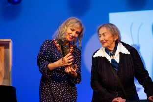 Urszula Kozioł z Nagrodą Człowieka Słowa